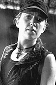 Helen Kirk interpreta Maeve