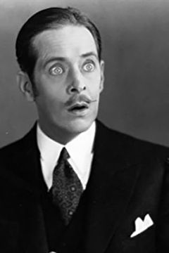 William Austin interpreta Reporter (uncredited)