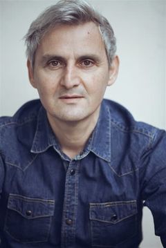 Olivier Ruidavet interpreta Journalist #2