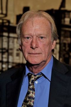 Dennis Waterman interpreta Jeremiah Caine