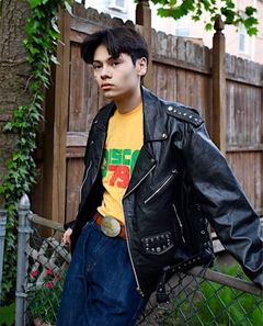 Sam Poon interpreta Frederick