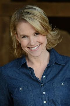 Kelly Collins Lintz interpreta Emmy