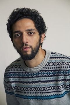 Omar Mebrouk interpreta Samy