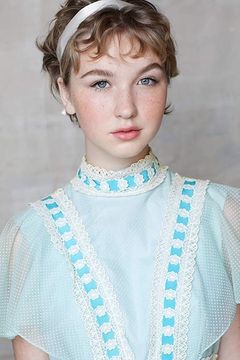Meyrick Murphy interpreta Phoebe Barrows