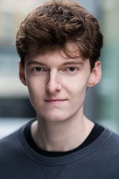 Sam Haygarth interpreta Hans