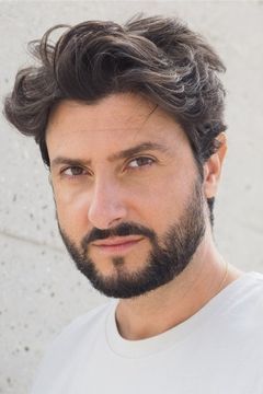 Grégory Di Meglio interpreta Hotel Clerk