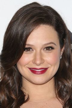 Katie Lowes interpreta Additional Voices (voice)