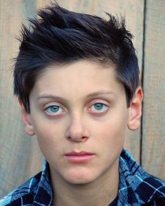 Milo Larratt interpreta Elevator Boy