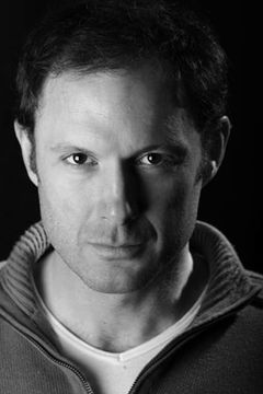 William Tapley interpreta Dr. Lewis