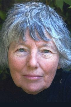 Ann Thwaite interpreta Pageant Dignitary