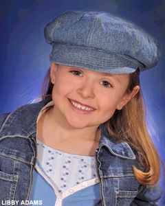 Libby Adams interpreta Little Girl #1