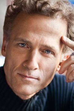 Greg Webb interpreta Man in Suit