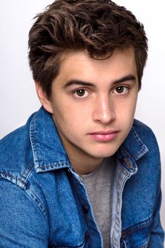 Jack Coghlan interpreta Aaron Hutcheson