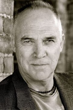 Stuart Wilson interpreta Royce Garrett