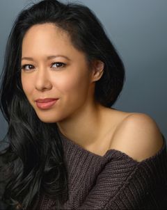 Wen Yann Shih interpreta May