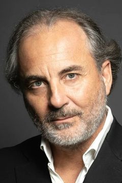 Joseph Vassallo interpreta Customs Official