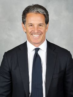 Brendan Shanahan interpreta Football Player (uncredited)