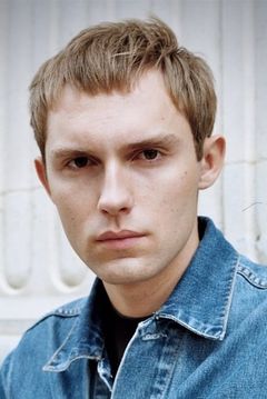 Félix Back interpreta Philippe de Gaulle