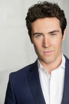 David Devereaux interpreta First Reporter