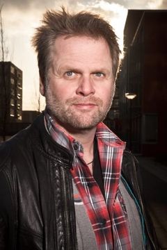 Patrick Stoof interpreta Leonard de Wolf