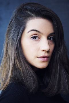 Olivia Popica interpreta Receptionist