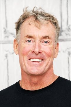 John C. McGinley interpreta Strauss