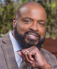 Yahya McClain interpreta Damian's Trainer