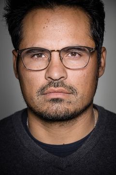 Michael Peña interpreta John - Border Patrol
