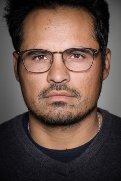 Michael Peña interpreta Ernest