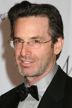 Robert Carradine interpreta Lewis Skolnick