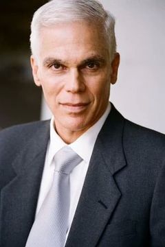 Amir Aboulela interpreta Patron