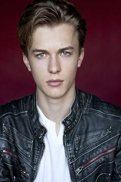 Jacob Hopkins interpreta Boy