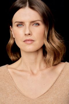 Agnes Olech interpreta Dana