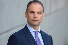 Tom Paolino interpreta Axe Headed Man