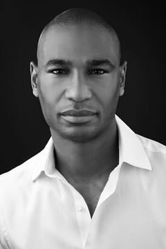 Lonyo Engele interpreta Town Gate Soldier