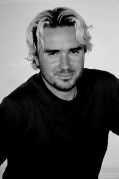 Dan Andreiu interpreta Beach Party Animal (uncredited)