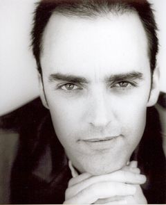 Felix Williamson interpreta Derek