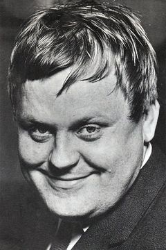 Sune Mangs interpreta Mr. Salenius