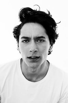 Noah Saavedra interpreta Snowboarder