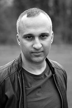 Rutvig Vaid interpreta International Tourist (uncredited)