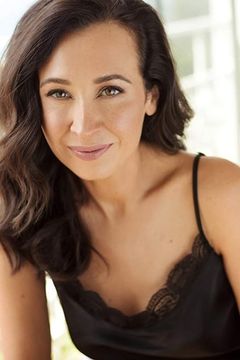 Loretta Walsh interpreta Dark-Haired Mother