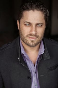 Matt Hamilton interpreta Peter