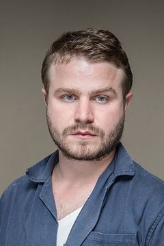 Brady Corbet interpreta Peter