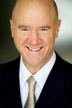 Michael Monks interpreta ASAC Phelps