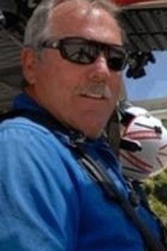 Tom Mishler interpreta Helicopter Pilot