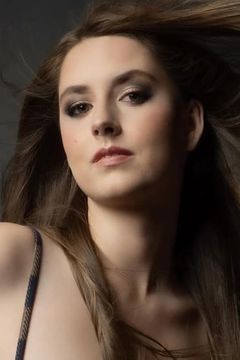 Emily Brinks interpreta Wedding Guest