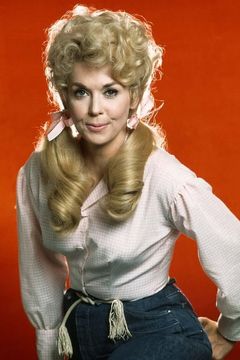 Donna Douglas interpreta Woman on Sidewalk (uncredited)