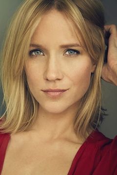 Jessy Schram interpreta Dr. Hannah Asher
