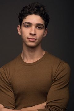 Isaac Powell interpreta Theo Graves