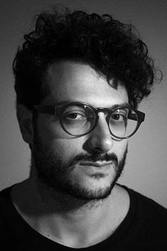 Pedro Urizzi interpreta Young João